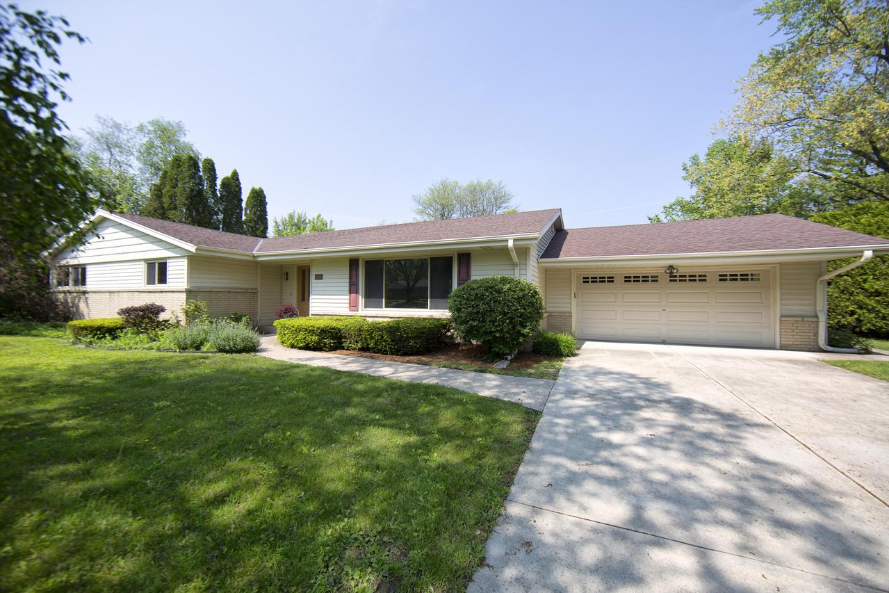 8680 N Point Dr, Fox Point, WI 53217