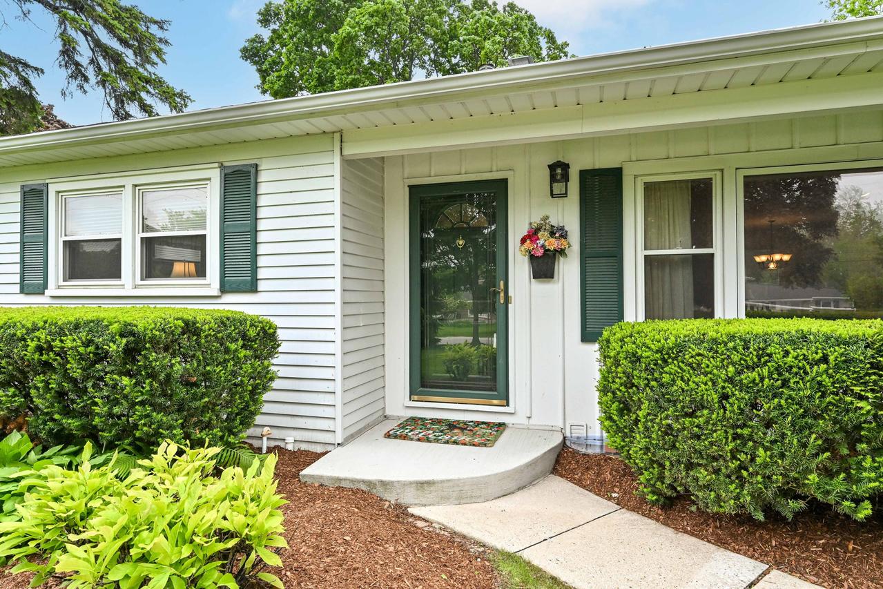 409 E Dean Rd, Fox Point, WI 53217