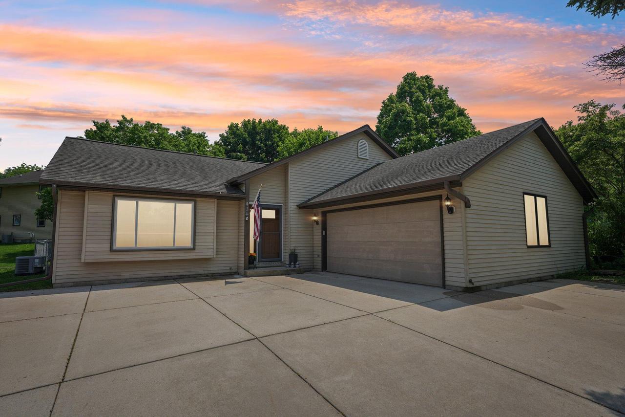 434 Glen View, Slinger, WI 53086