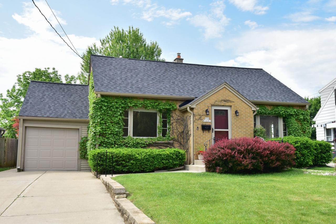 N90W16261 Roosevelt Dr, Menomonee Falls, WI 53051
