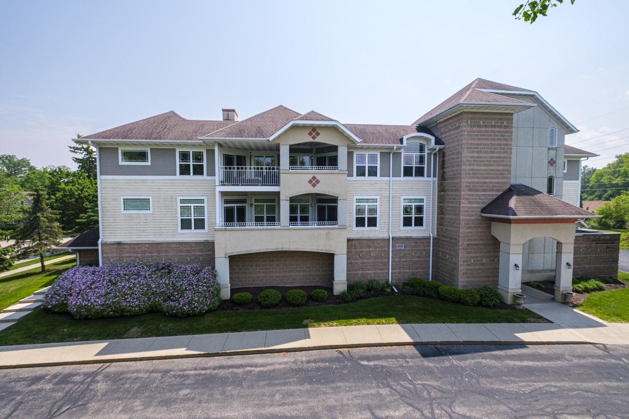 213 S Main St #302, Thiensville, WI 53092