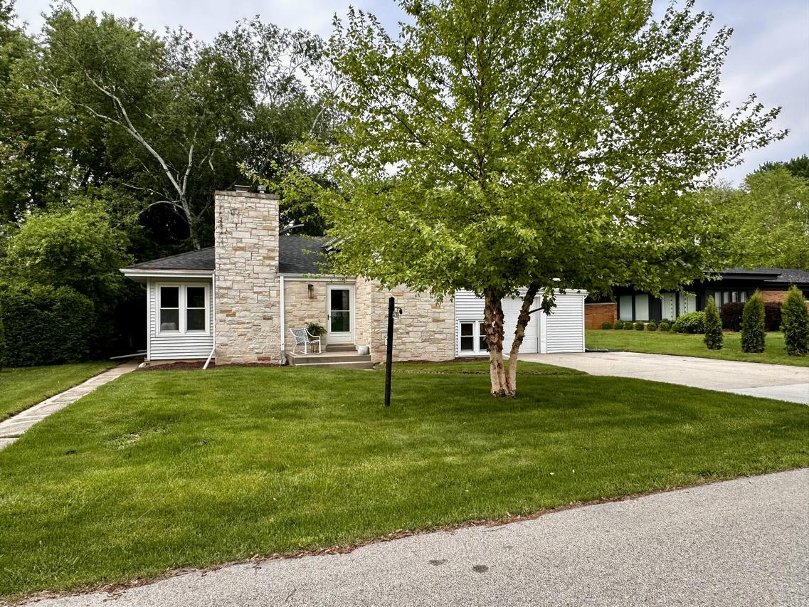 3620 S Elmwood Dr, Elmwood Park, WI 53405