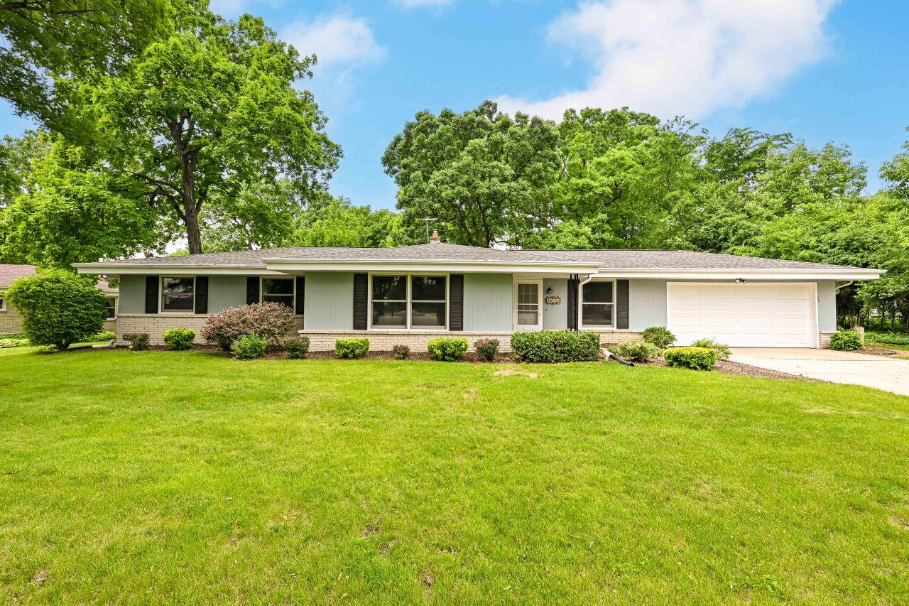 2975 S Sandra Ln, New Berlin, WI 53151
