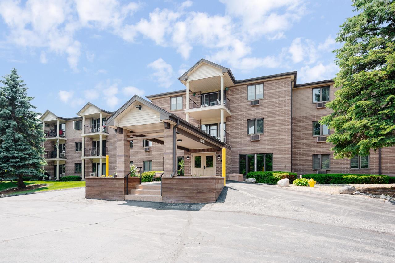 530 N Silverbrook Dr #337, West Bend, WI 53090
