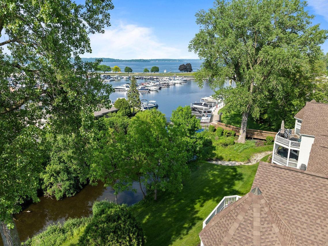 102 Abbey Ridge, Fontana, WI 53125