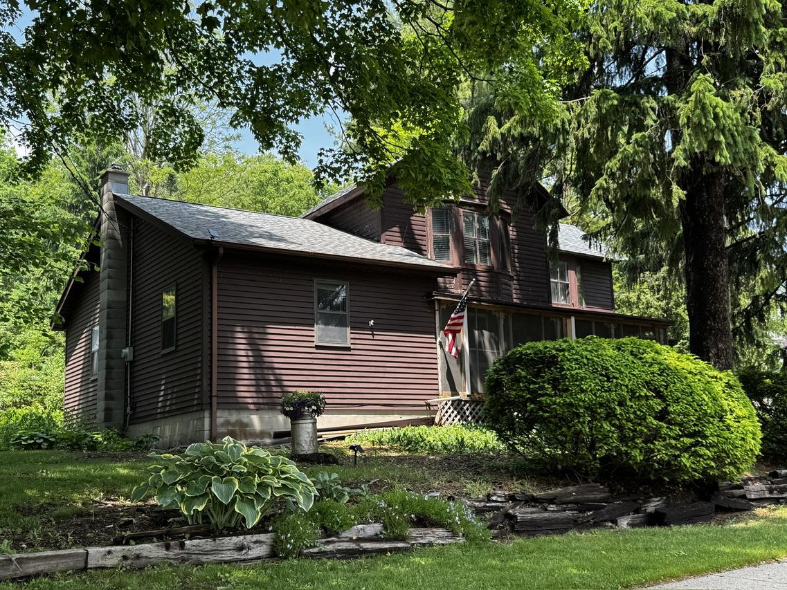 432 W Capitol Dr, Hartland, WI 53029