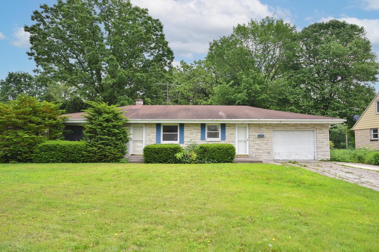 W67N554 Evergreen Blvd, Cedarburg, WI 53012