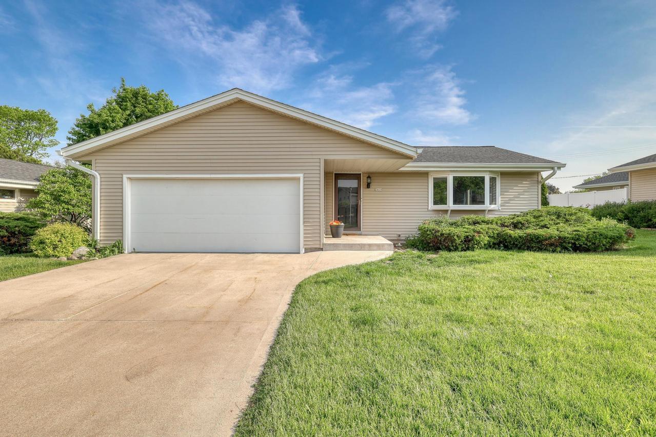 2409 W Crabapple Ln, Oak Creek, WI 53154