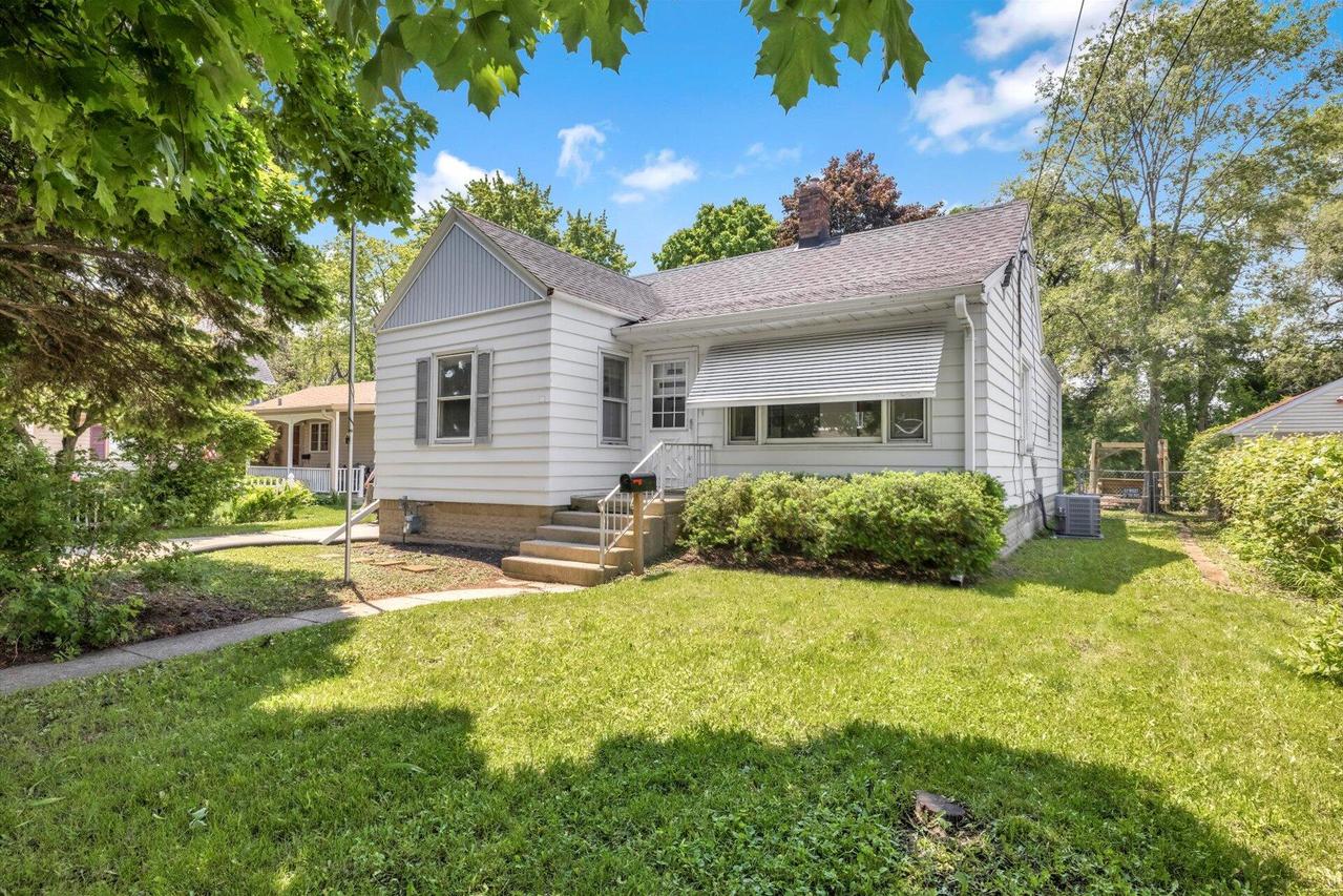 230 S Washington Ave, Waukesha, WI 53188