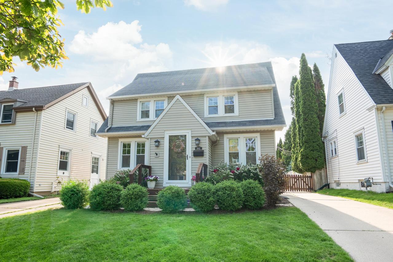 5912 N Kent Ave, Whitefish Bay, WI 53217