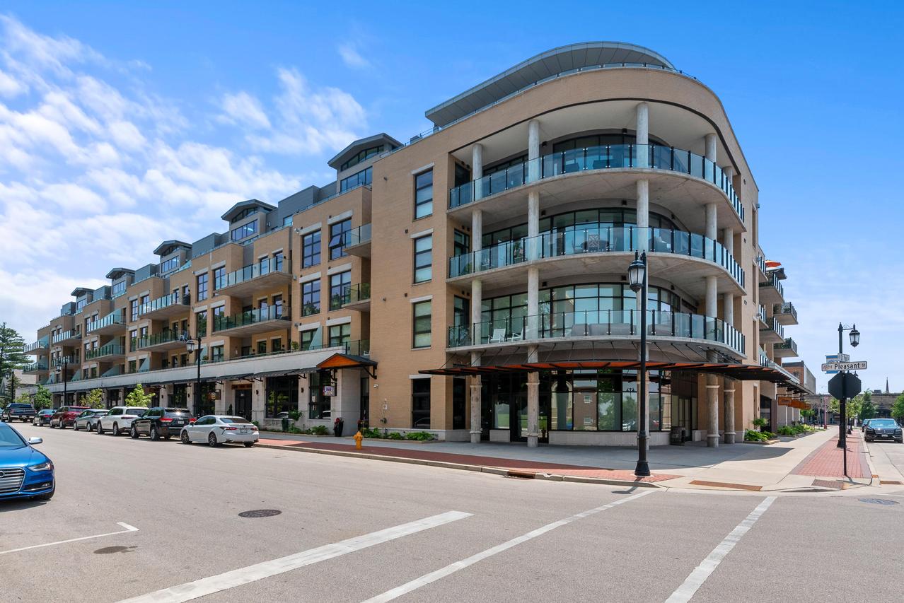 215 E Pleasant St #208, Oconomowoc, WI 53066