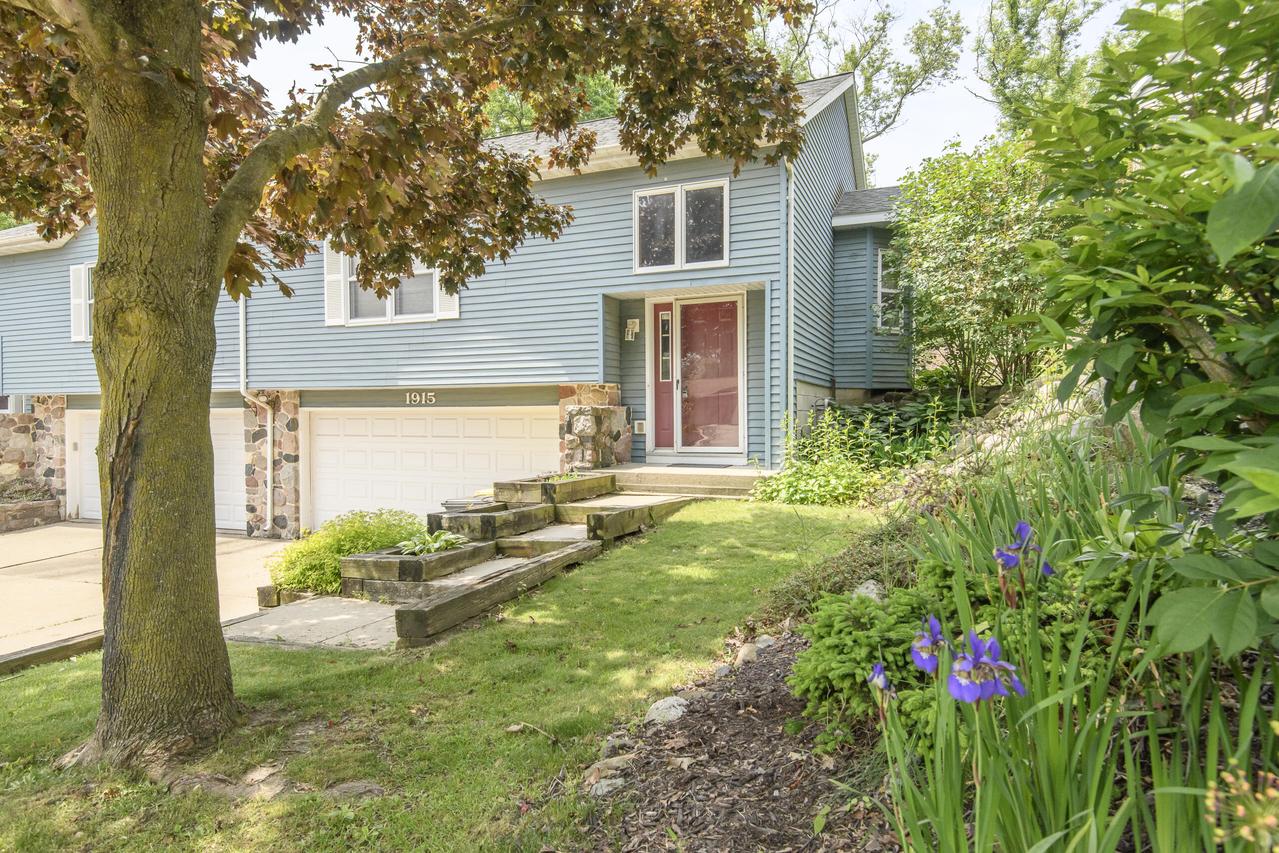 1915 Bonnie Ln, Waukesha, WI 53188