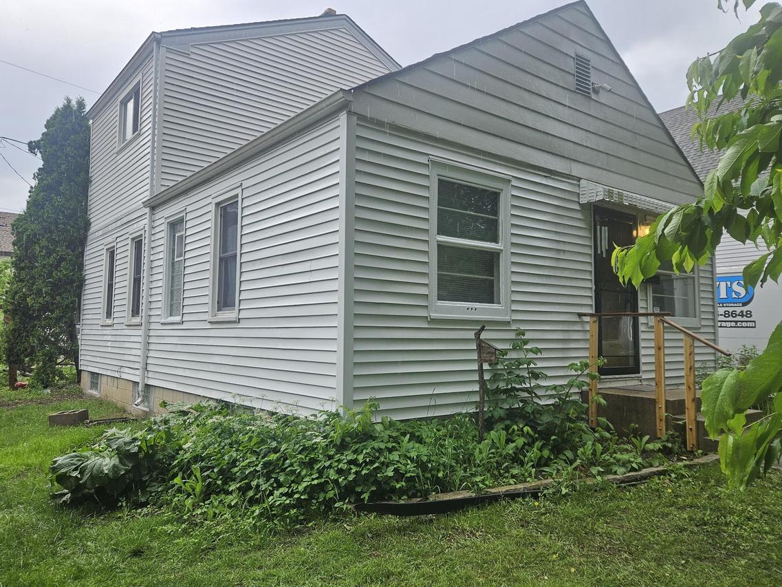 8734 W Maple St, West Allis, WI 53214