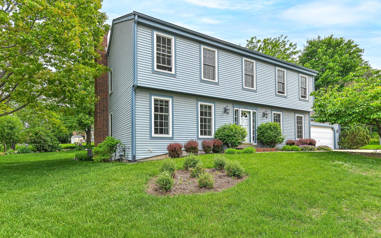 1206 Woodview Dr, Waukesha, WI 53189