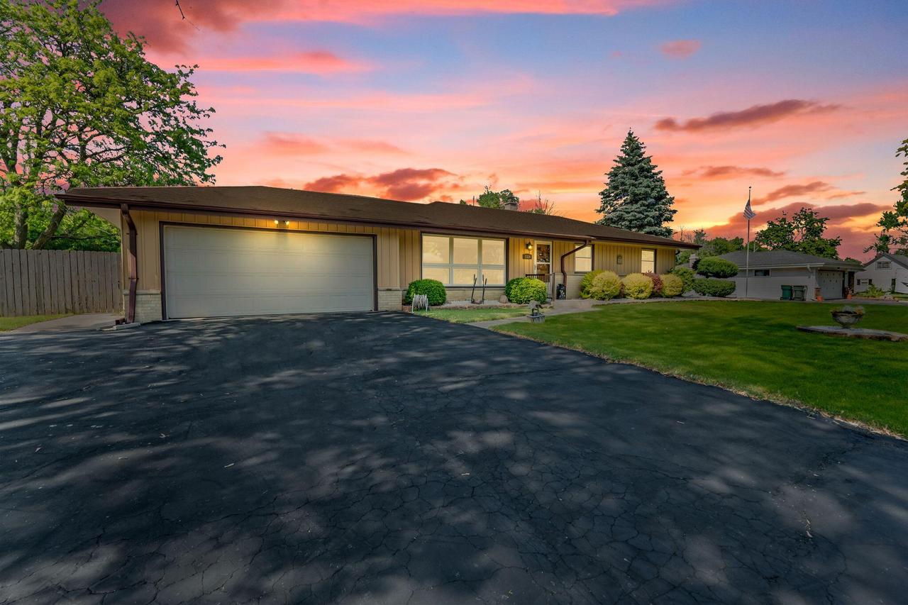 2324 W Woodward Dr, Oak Creek, WI 53154