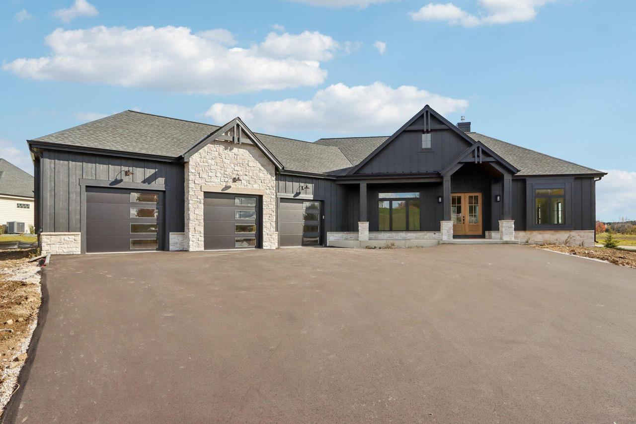 W279N6010 Serenity Dr, Merton, WI 53089