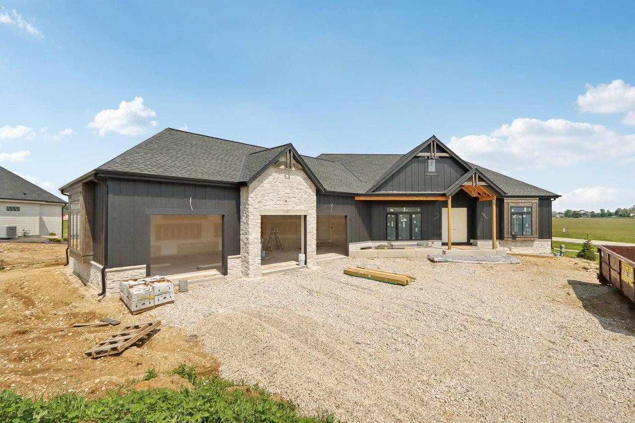W279N6010 Serenity Dr, Merton, WI 53089