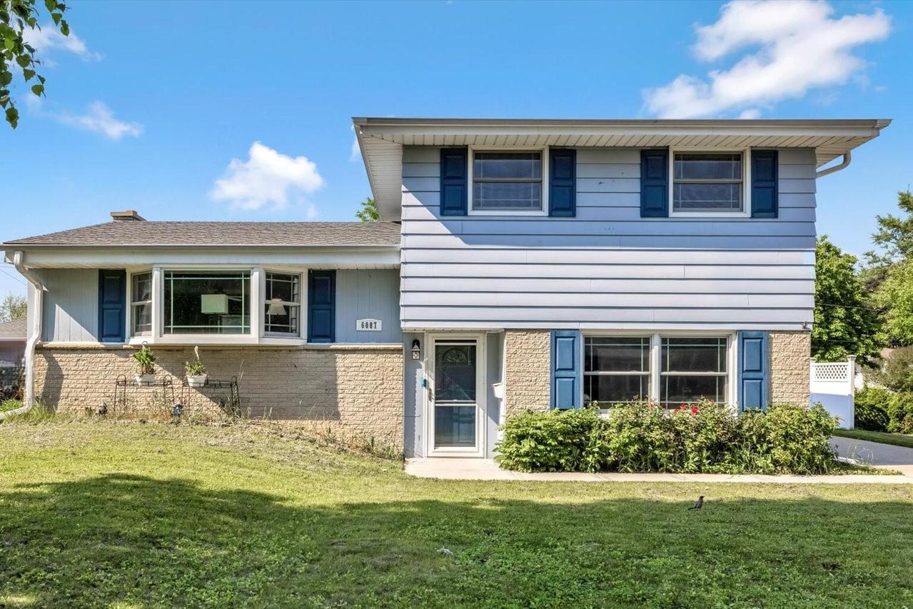 6087 Oakwood Ln, Greendale, WI 53129
