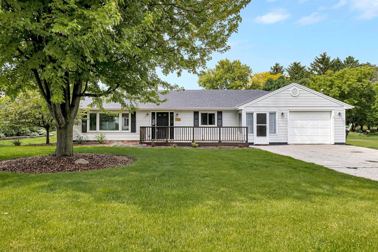 712 Armstrong Ave, Howards Grove, WI 53083