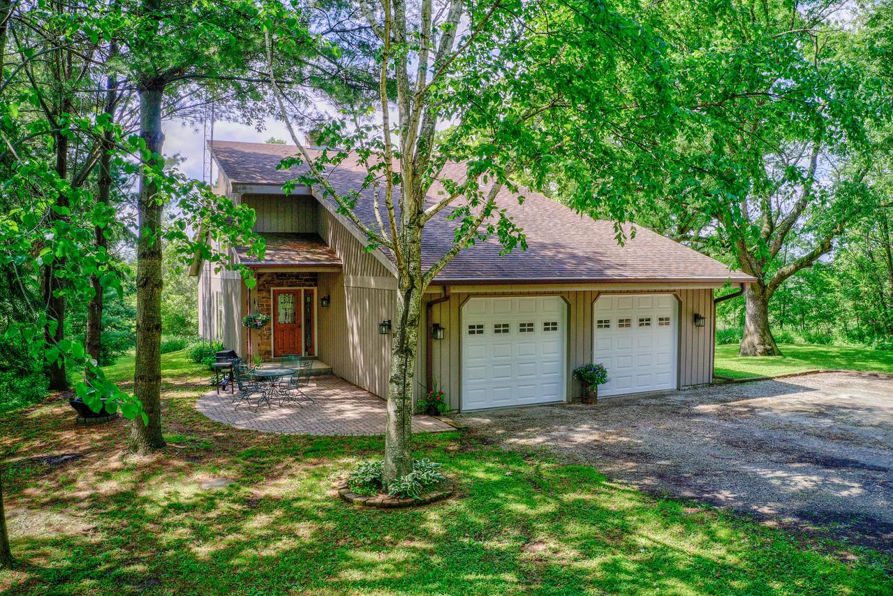 W2845 Johnson Ln, Ashippun, WI 53059