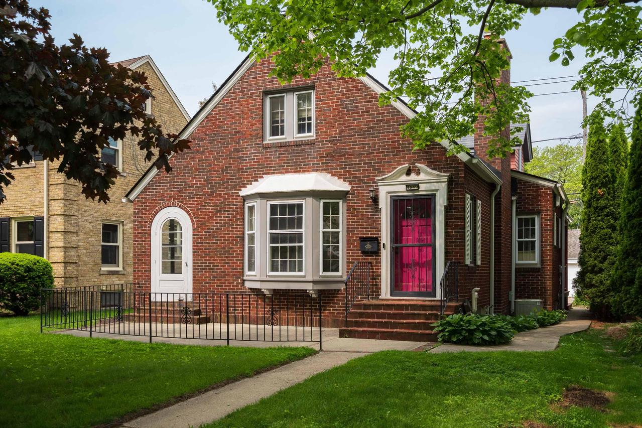 4849 N Newhall St, Whitefish Bay, WI 53217