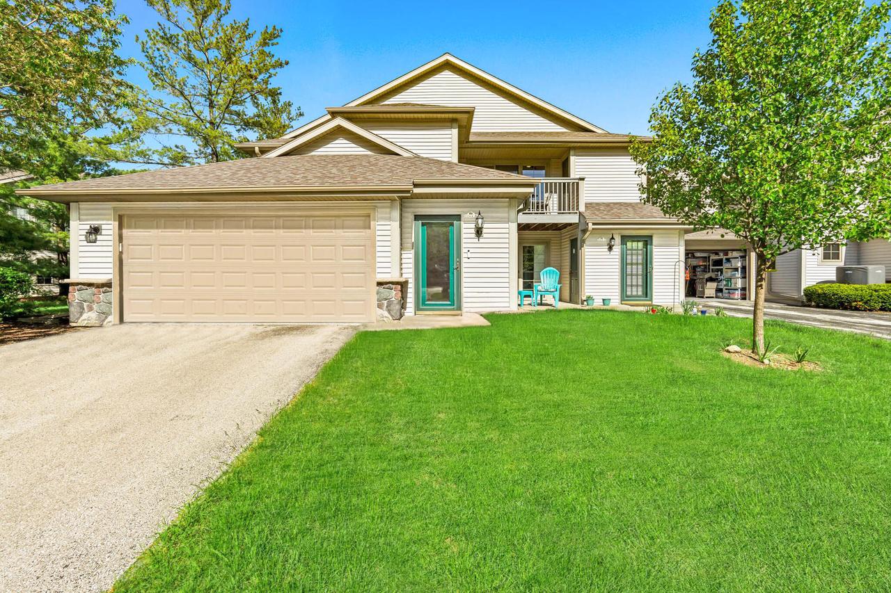 2264 Circle Rdg #B, Delafield, WI 53018