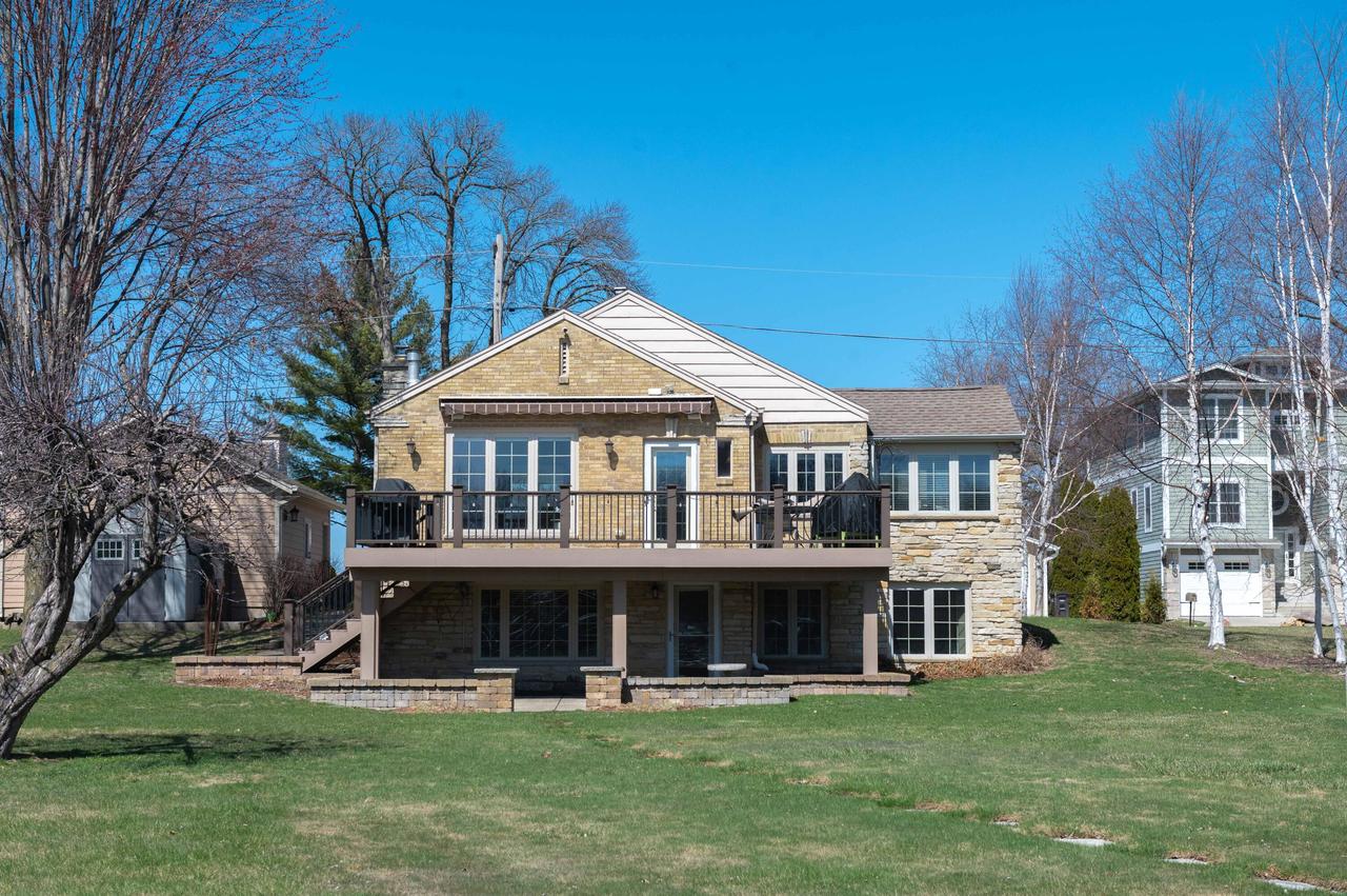 N29W27483 Peninsula Dr, Pewaukee, WI 53072