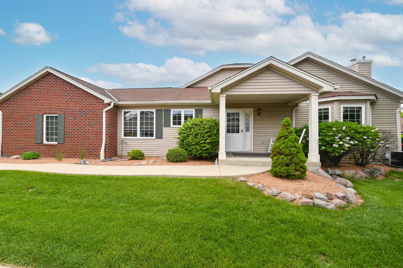 5204 S Hidden Dr, Greenfield, WI 53221