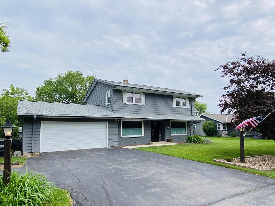 540 W Manor Cir, Bayside, WI 53217