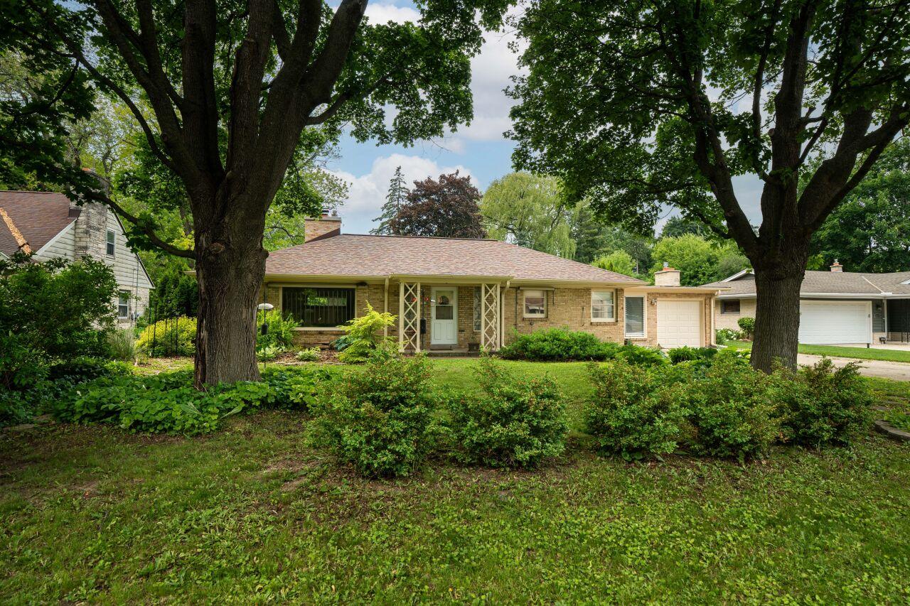 8083 N 37th St, Brown Deer, WI 53209