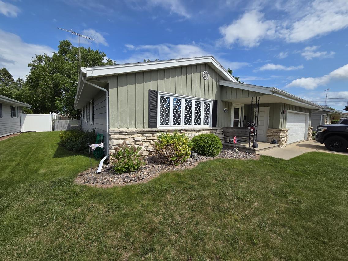 1641 Atlanta Cir, Manitowoc, WI 54220