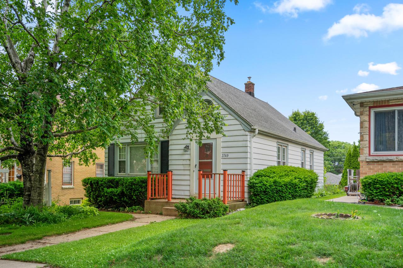 3749 S 14th St, Milwaukee, WI 53221