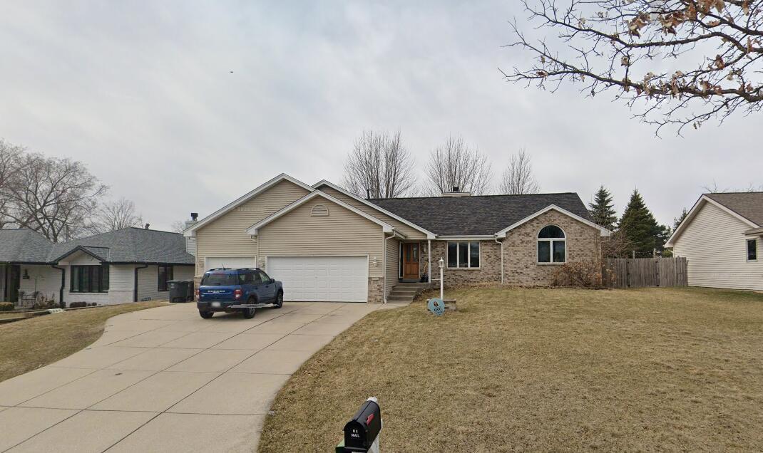 4323 S 50th St, Greenfield, WI 53220