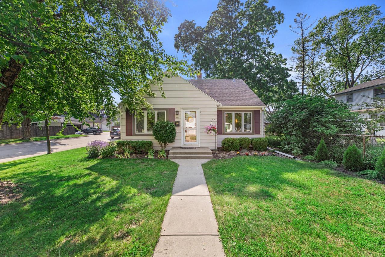 837 S 113th St, West Allis, WI 53214