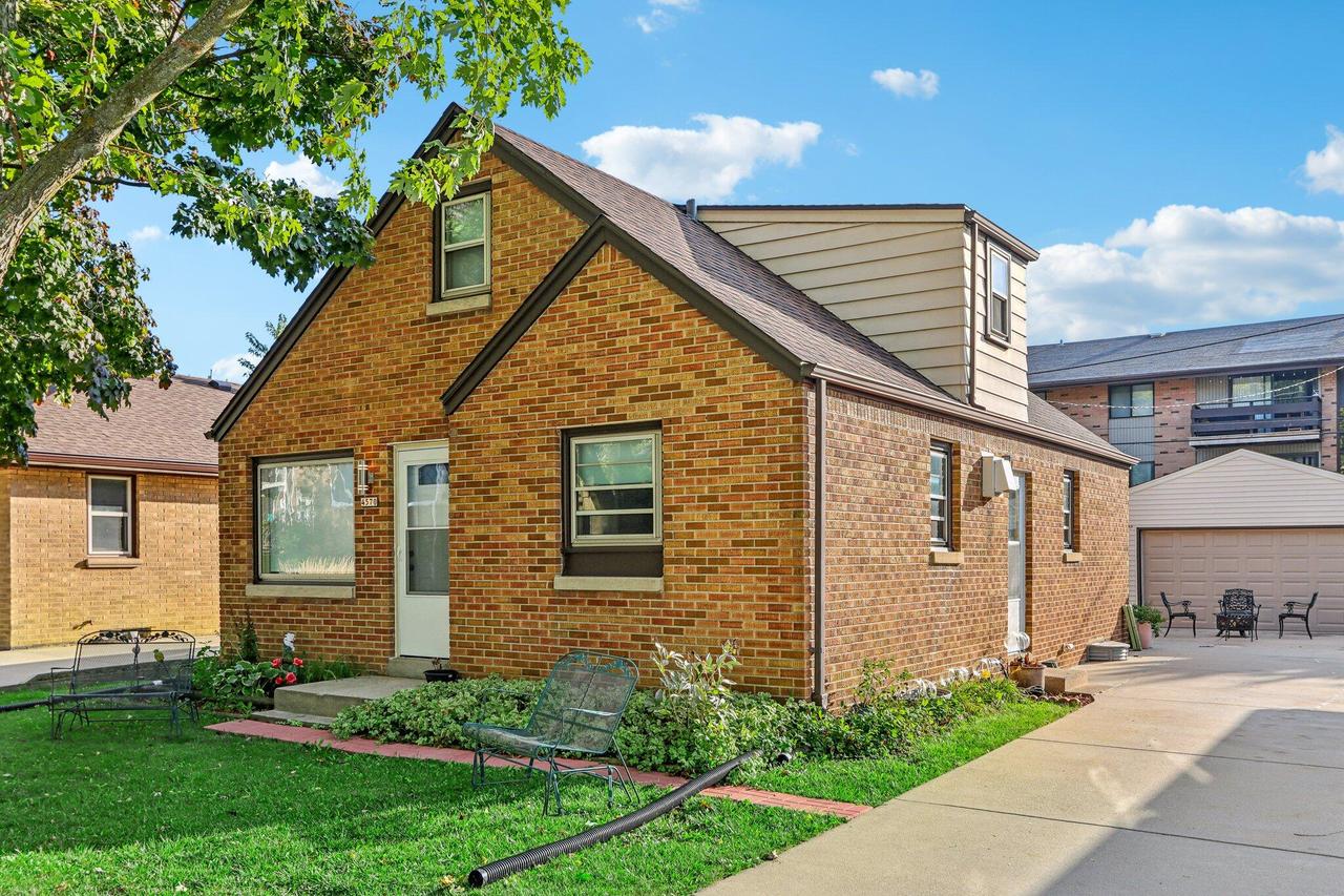 4570 S Ahmedi Ave, Saint Francis, WI 53235