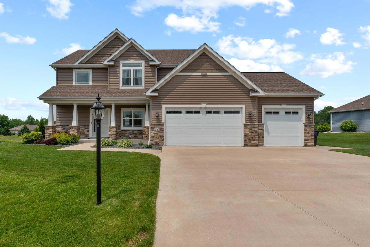 6028 Star Grass Ln, Caledonia, WI 53406
