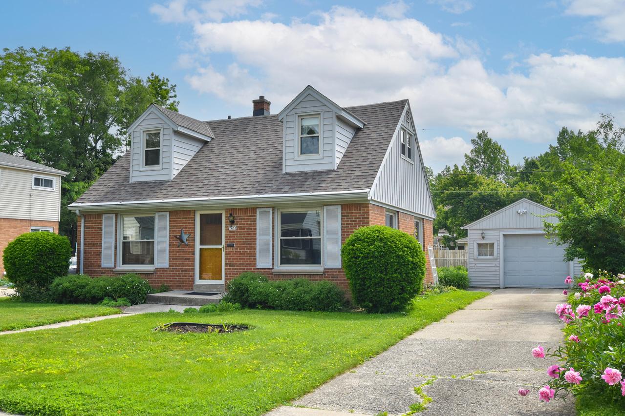 2450 S 82nd St, West Allis, WI 53219