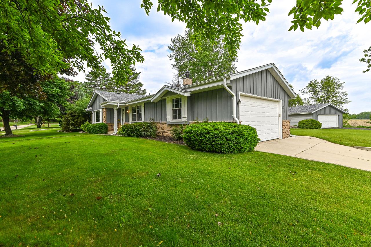 7806 W Bur Oak Dr, Franklin, WI 53132