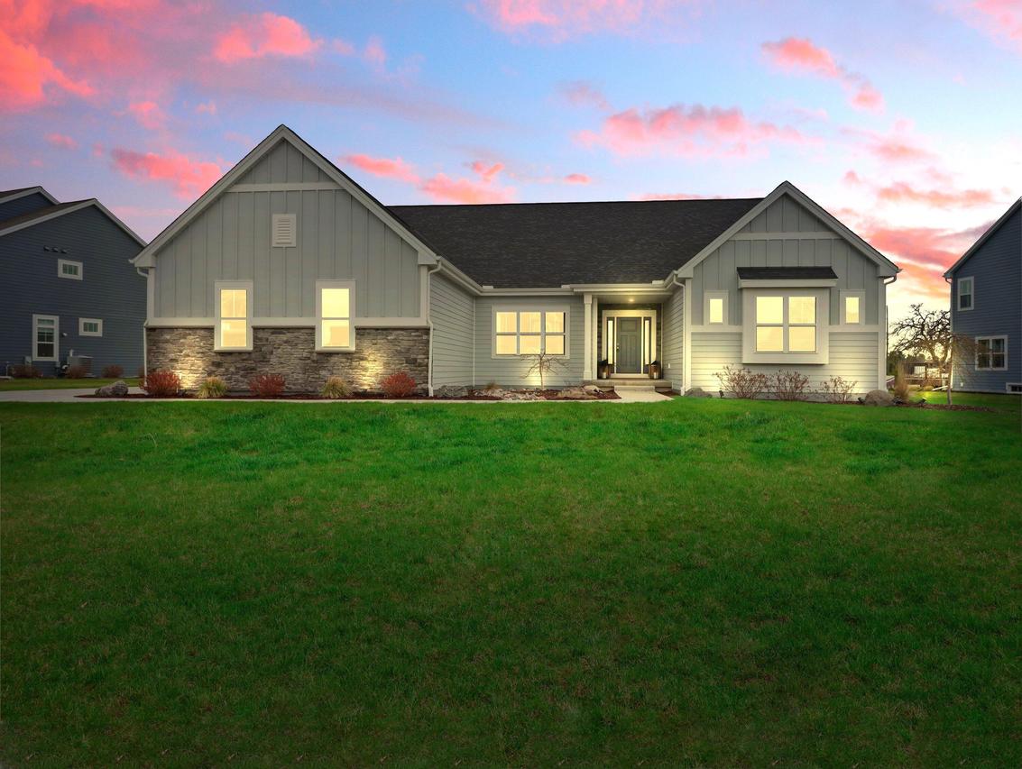 35198 Castle Rock Dr, Summit, WI 53066