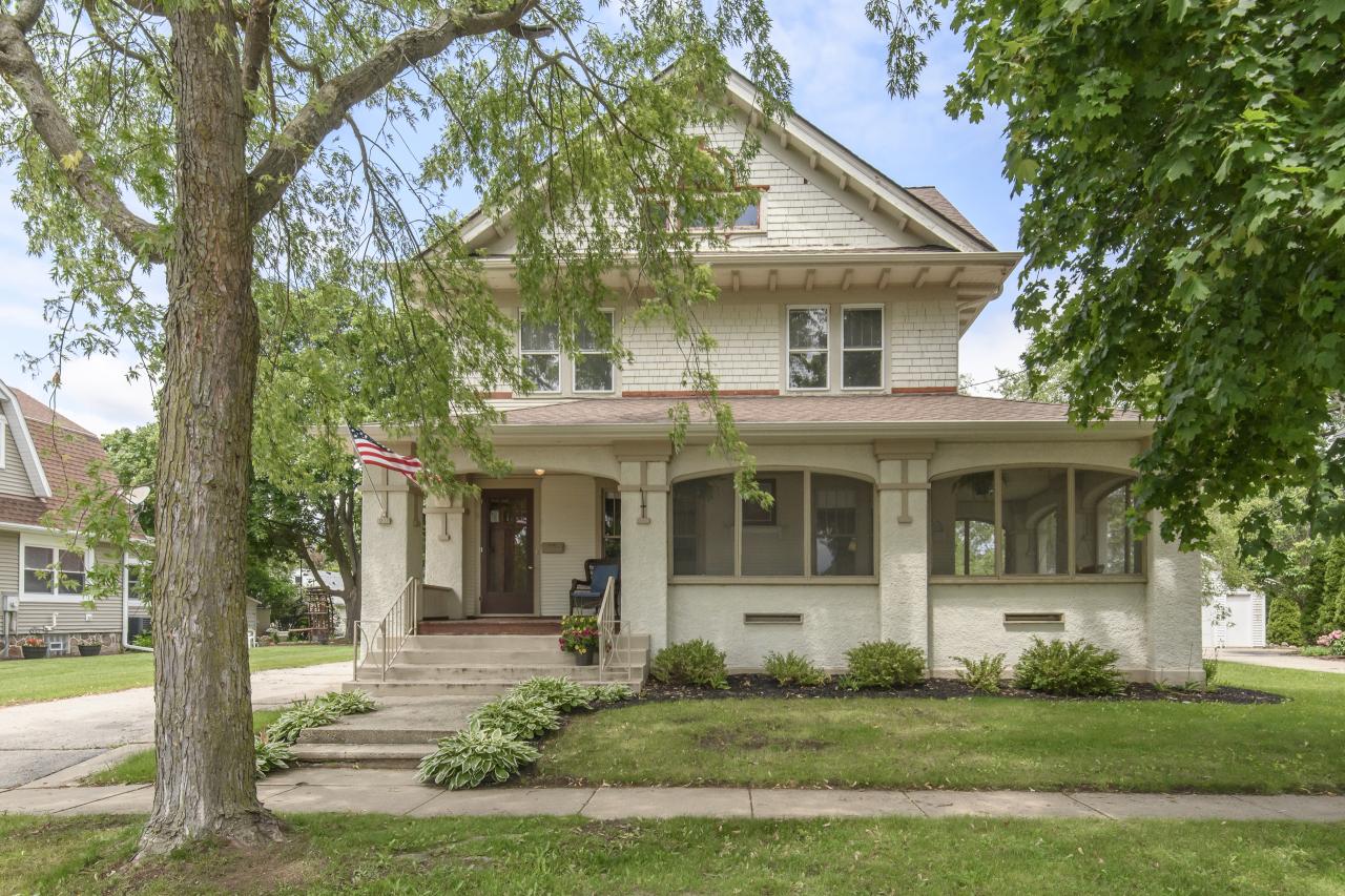 210 Park Ave, Mukwonago, WI 53149