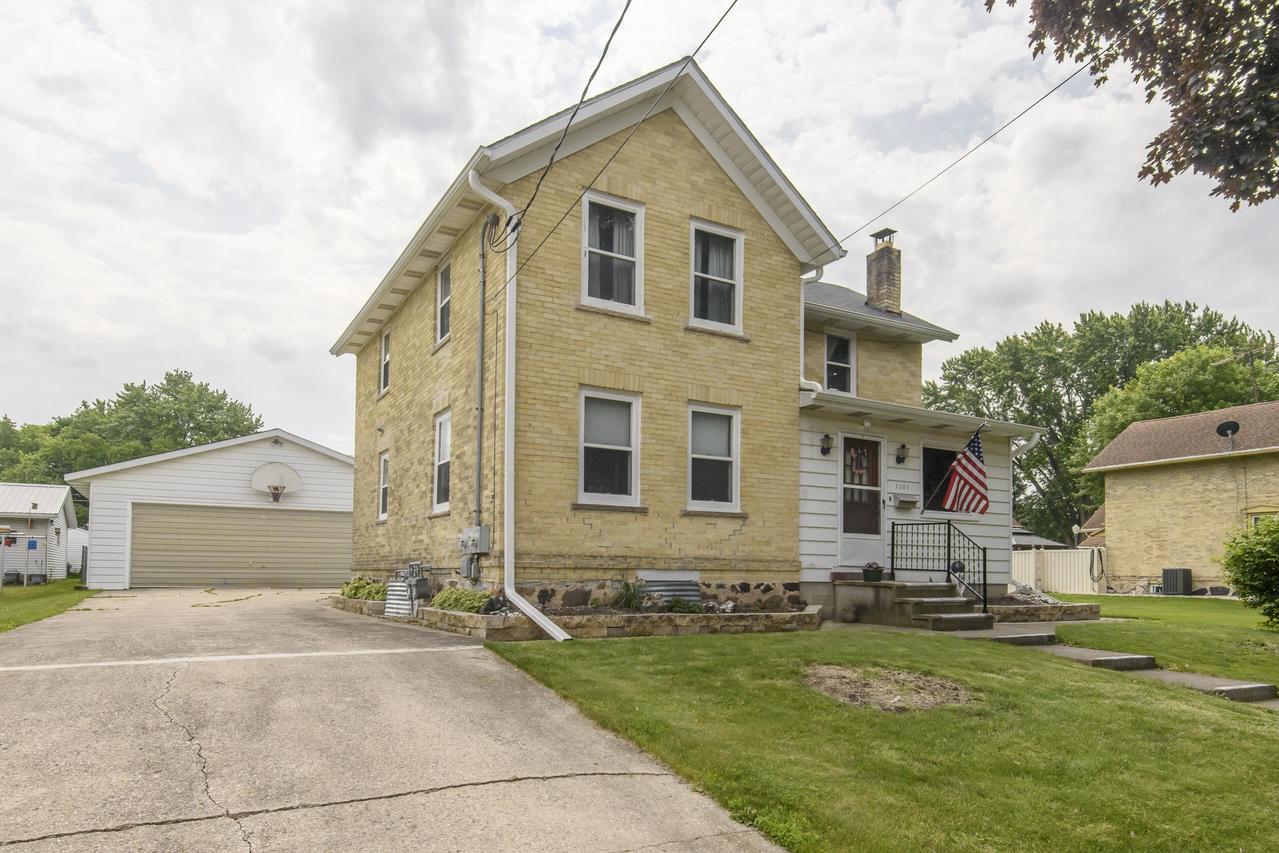 1303 S 9th St, Watertown, WI 53094