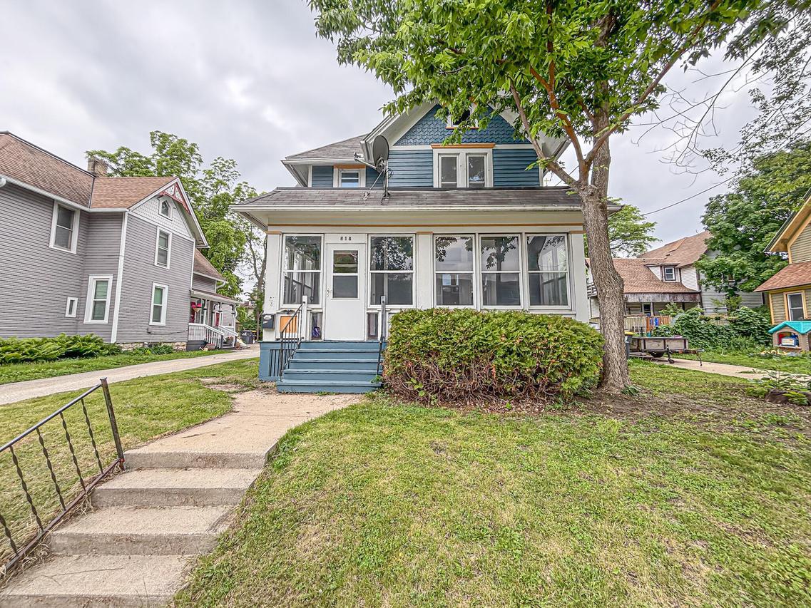 818 Pleasant St, Waukesha, WI 53186