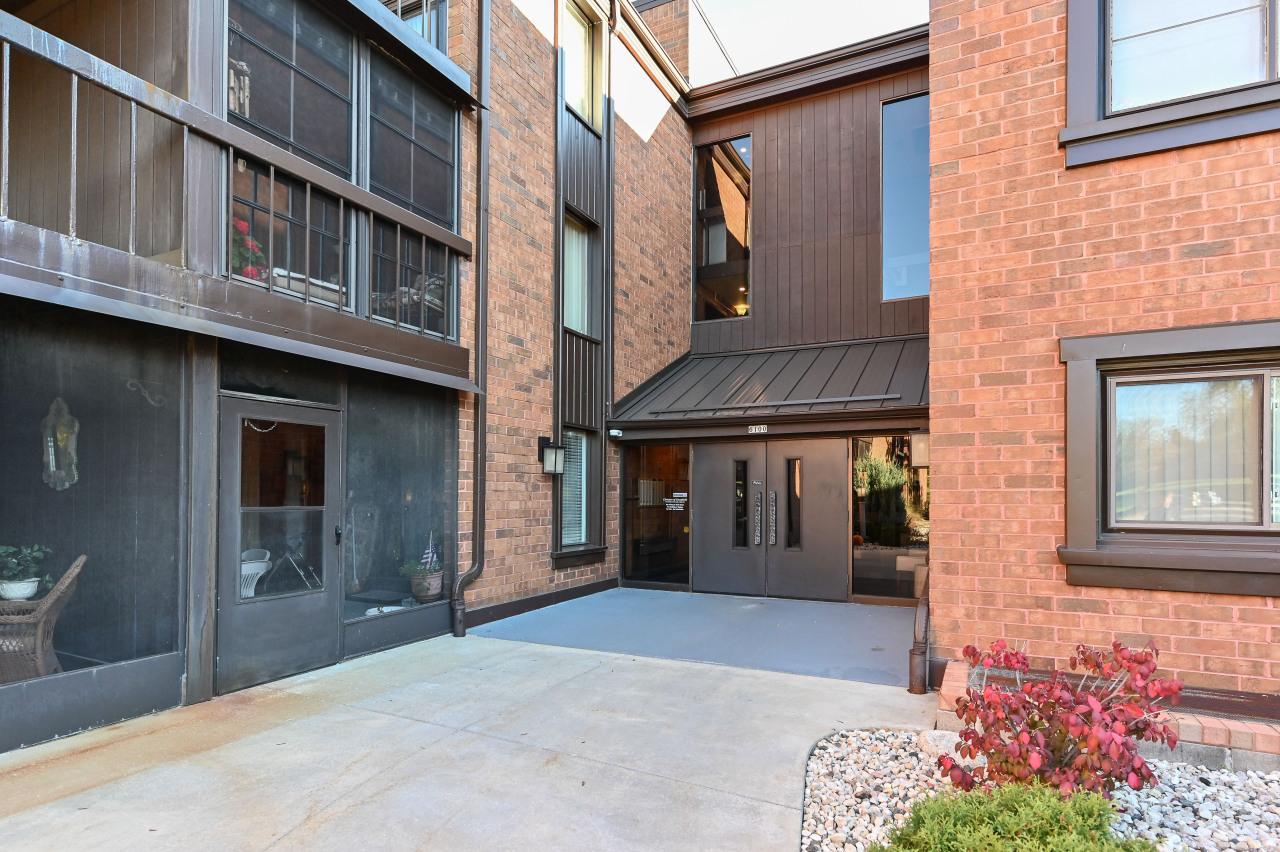5200 S Tuckaway Blvd #110, Greenfield, WI 53221