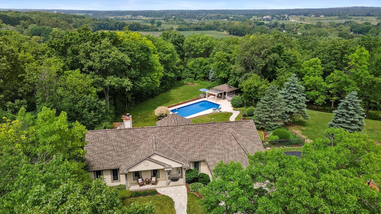 110 Chestnut Way, North Prairie, WI 53153