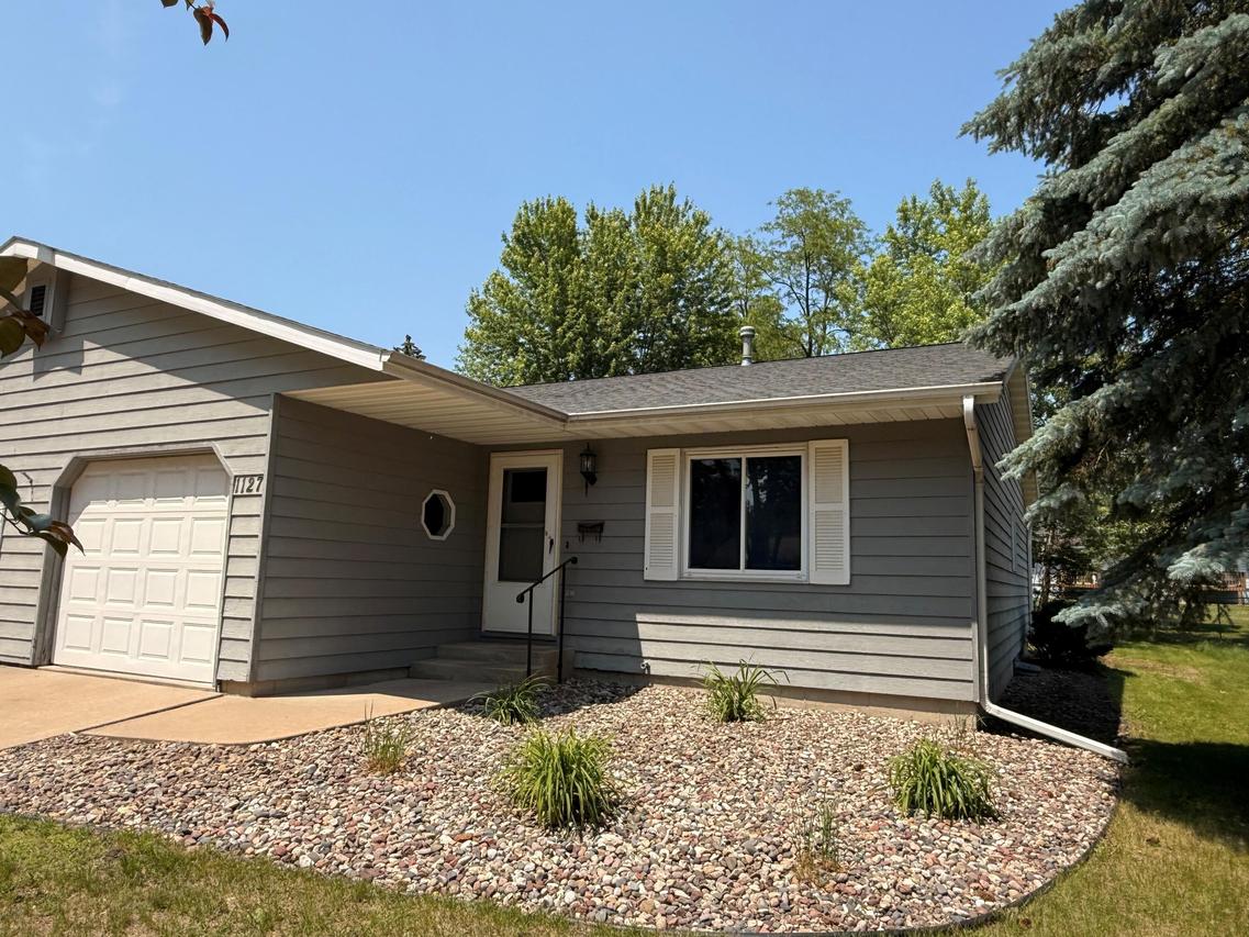 1127 Schafer Dr, Onalaska, WI 54650
