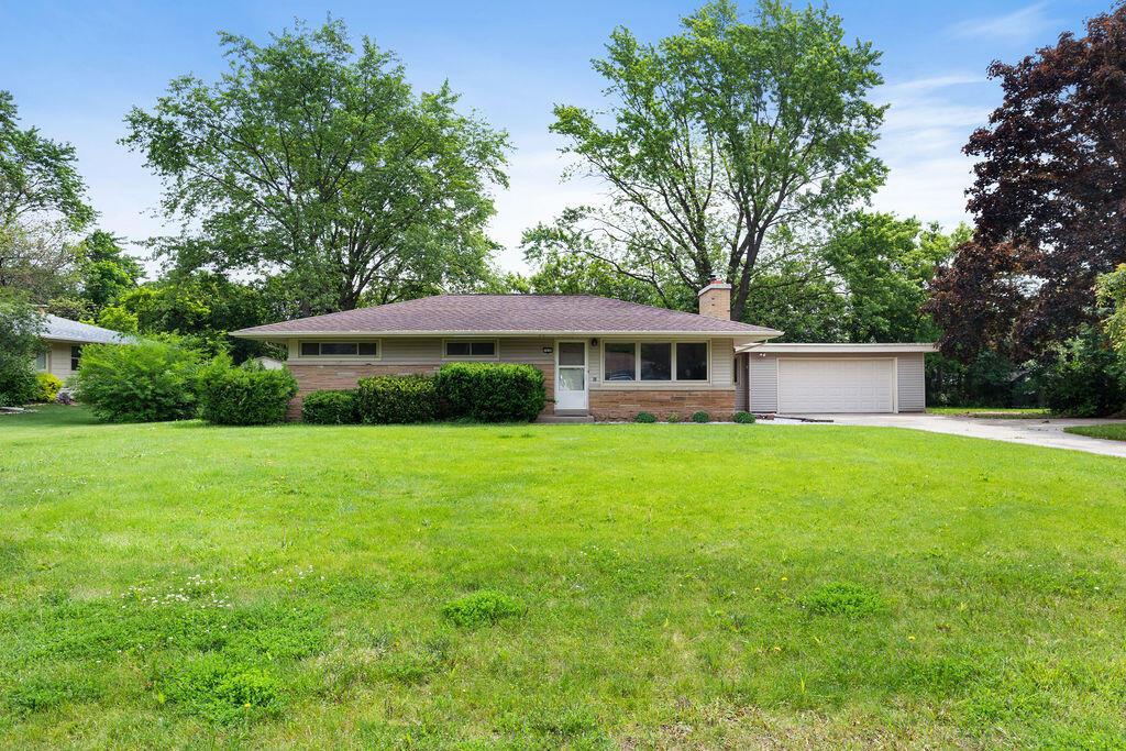 1920 E Lone Oak Cir, Brookfield, WI 53045