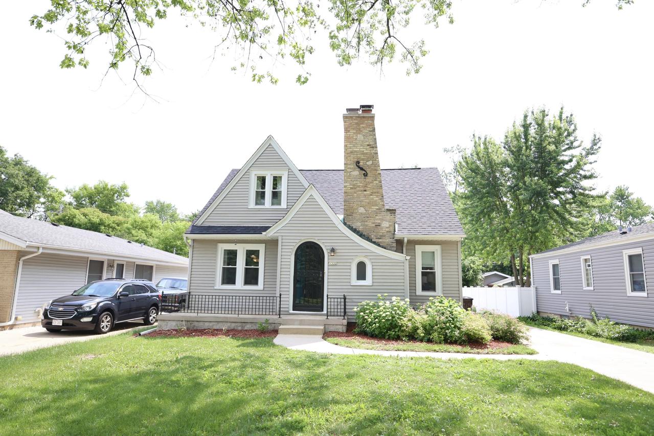 1522 S Sunny Slope Rd, New Berlin, WI 53151