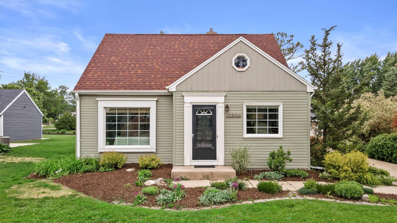 10836 W Fiebrantz Ave, Wauwatosa, WI 53222