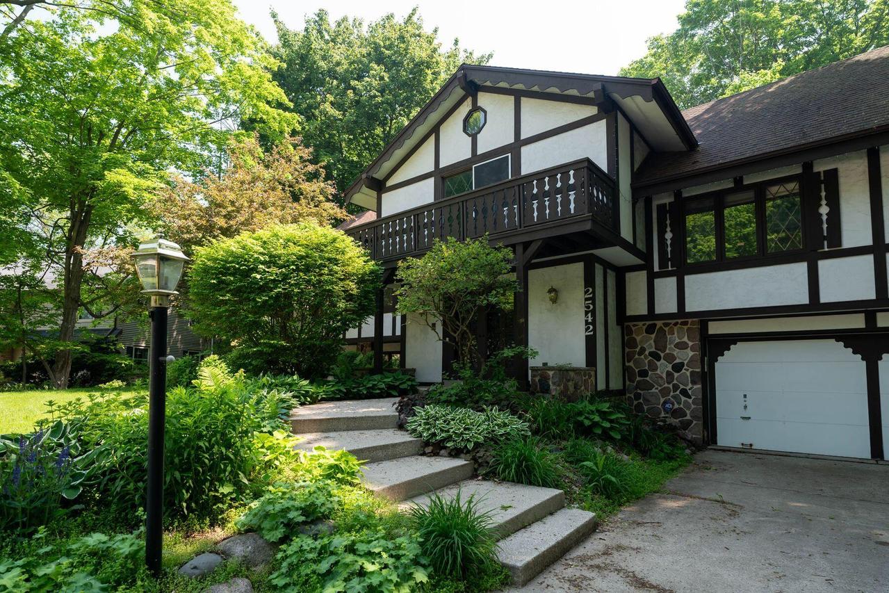 2542 W Wending Dr, Glendale, WI 53209
