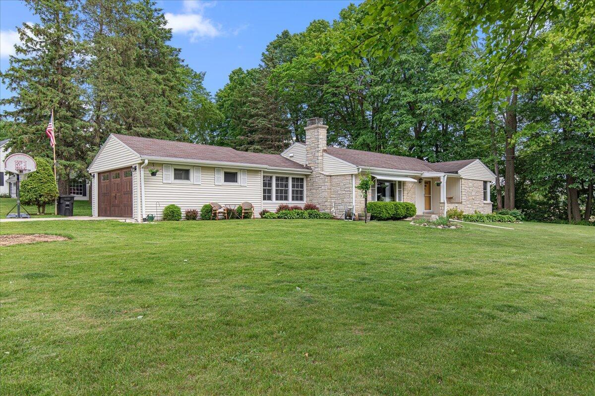 W204N6612 Lannon Rd, Menomonee Falls, WI 53051
